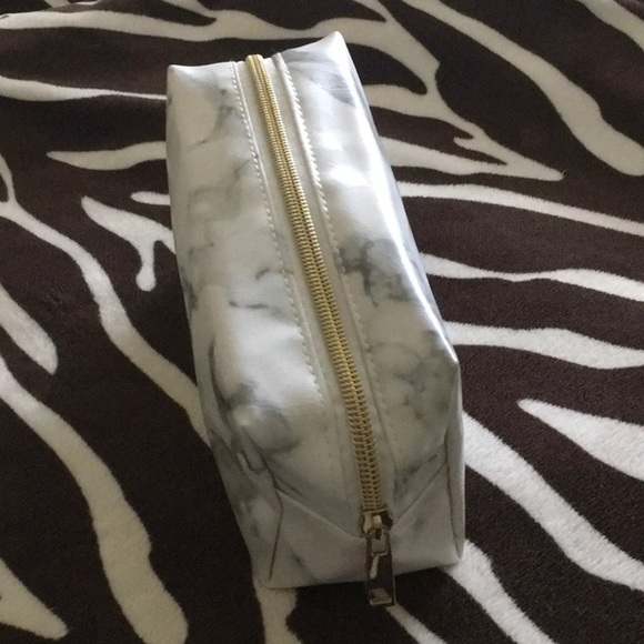 Makeup bag FREE with purchase - Picture 2 of 3